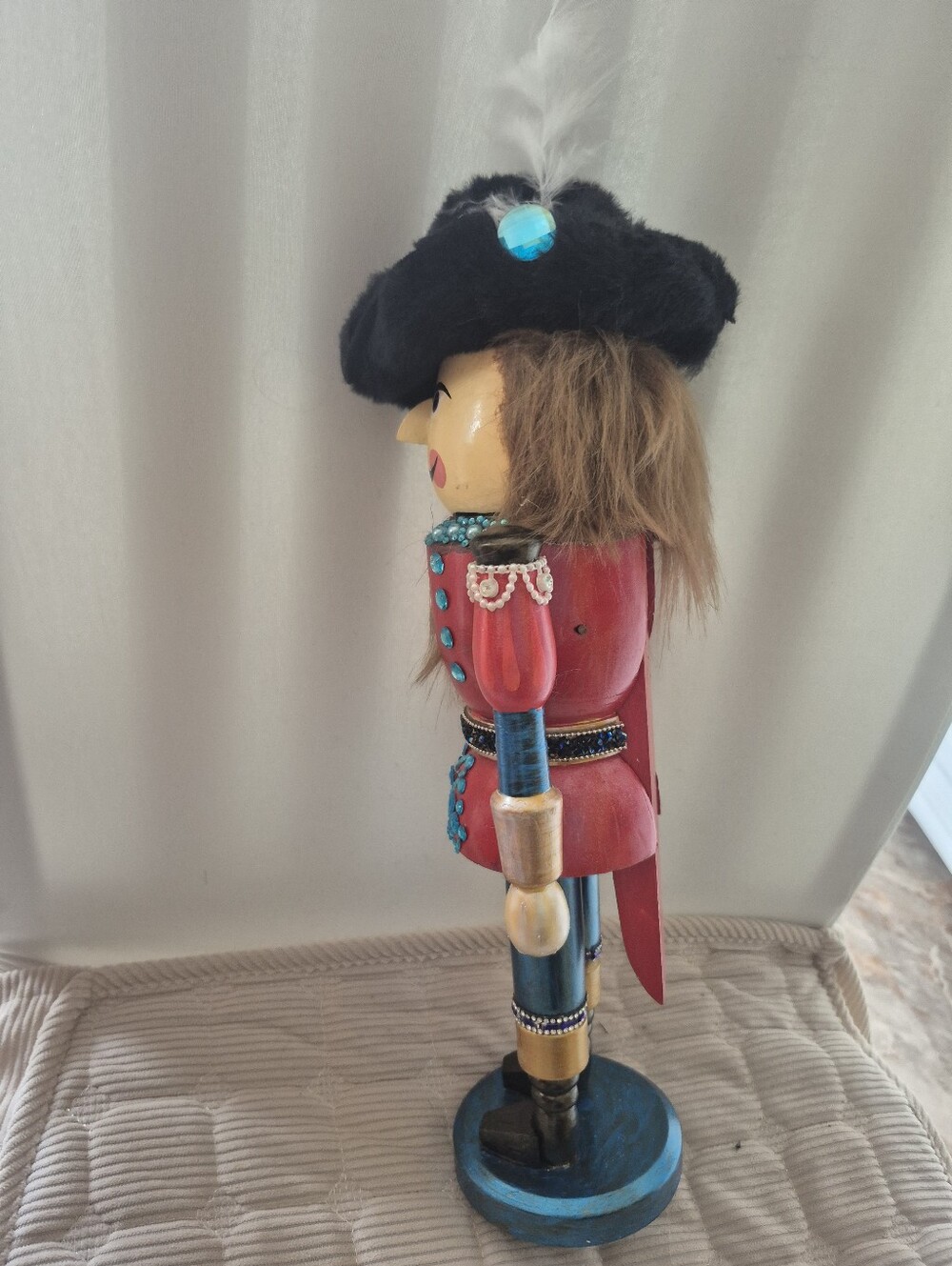 Musketeer Nutcracker In Red & Turquoise - Picture 4 of 4